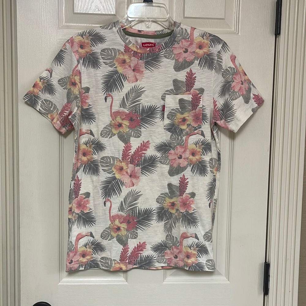Levi’s short sleeve men’s top size small. Great condition!